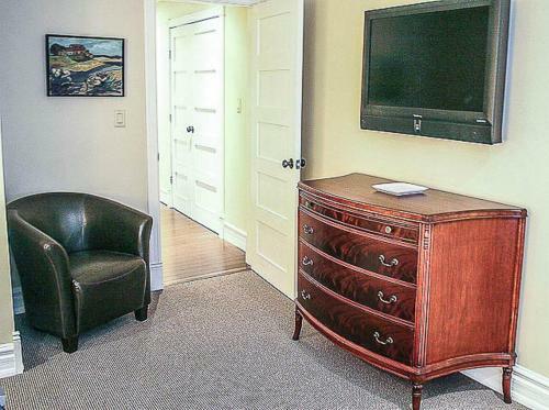 Hotel Newsroom Suites