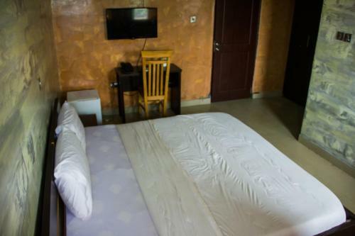 Glasshouse Hotel And Suites