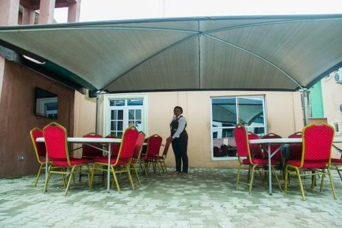 Glasshouse Hotel And Suites