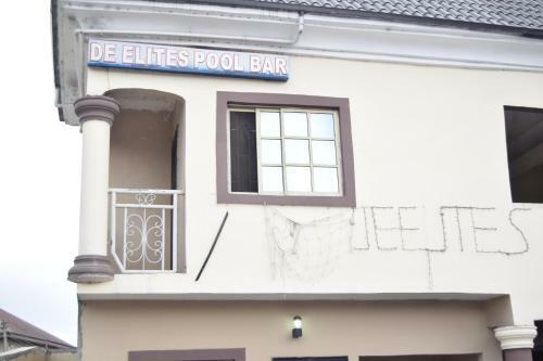 Hostal De'elites Pool Bar & Inn