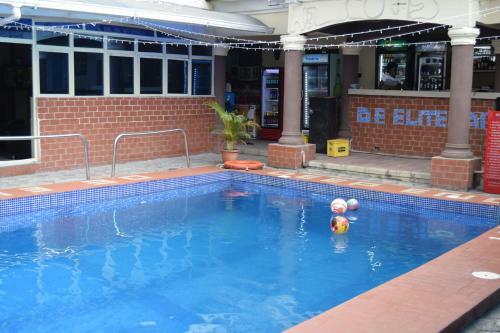 Hostal De'elites Pool Bar & Inn