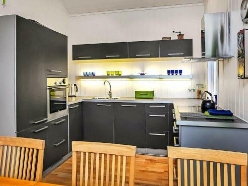 Three-bedroom Holiday Home In Inndyr