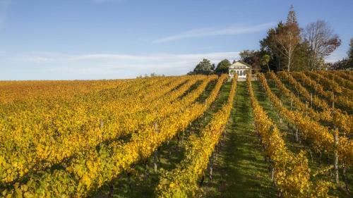 Kina Beach Vineyard Cottages