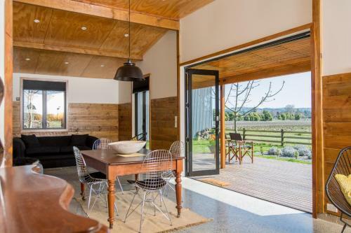 Bed & Breakfast River Road Retreat