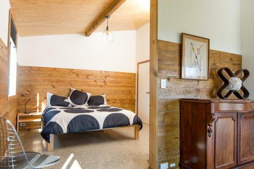 Bed & Breakfast River Road Retreat