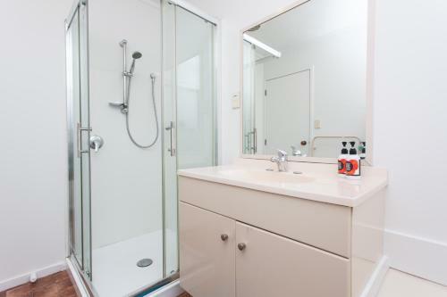 Contemporary And Spacious 3 Bedrooms In West Auckland