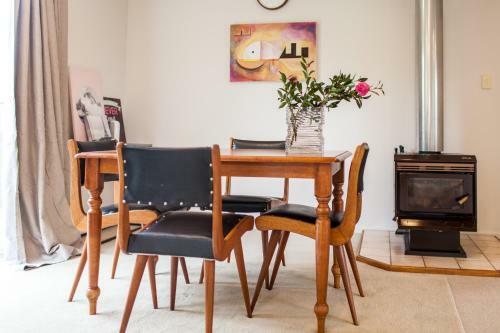 Contemporary And Spacious 3 Bedrooms In West Auckland