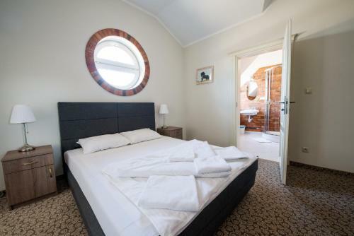 Hostal Nadwarcia?ski Dworek M?odzikowo