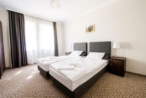 Hostal Nadwarcia?ski Dworek M?odzikowo
