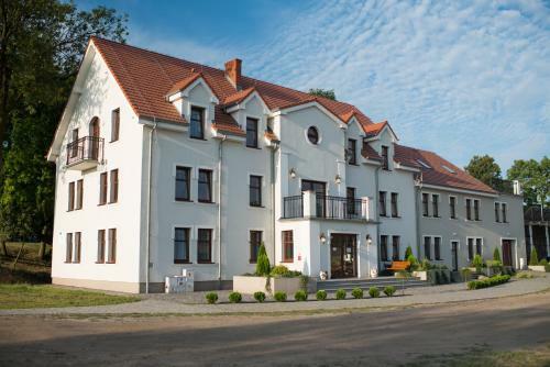 Hostal Nadwarcia?ski Dworek M?odzikowo