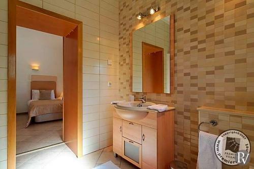 Alvor Villa Sleeps 8 Pool Air Con Wifi