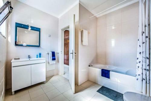 Gale Villa Sleeps 10 Pool Air Con Wifi