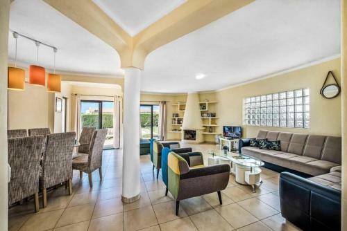 Gale Villa Sleeps 8 Pool Air Con Wifi