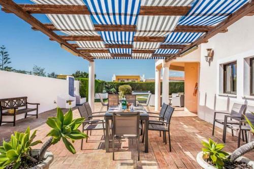 Gale Villa Sleeps 8 Pool Air Con Wifi