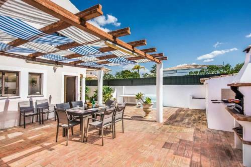 Gale Villa Sleeps 8 Pool Air Con Wifi