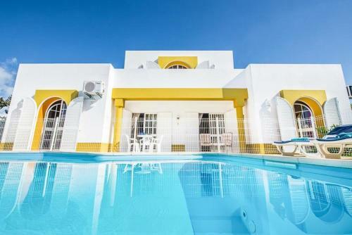 Gale Villa Sleeps 6 Pool Air Con Wifi