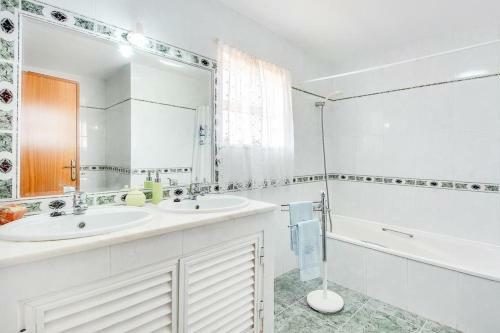 Gale Villa Sleeps 6 Pool Air Con Wifi