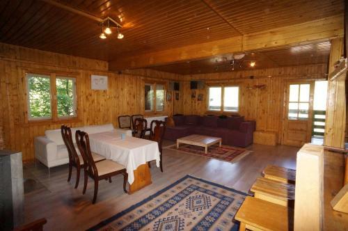 Hostal Pensiunea Poarta Lacului