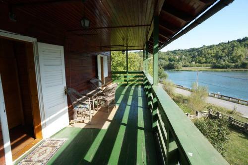 Hostal Pensiunea Poarta Lacului