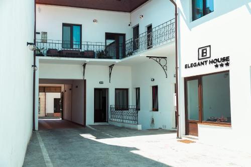 Hostal Elegant House