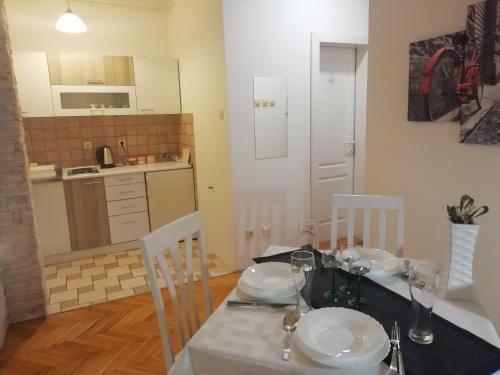 Two Kings Apartment - Free Private Parking