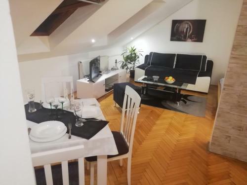 Two Kings Apartment - Free Private Parking