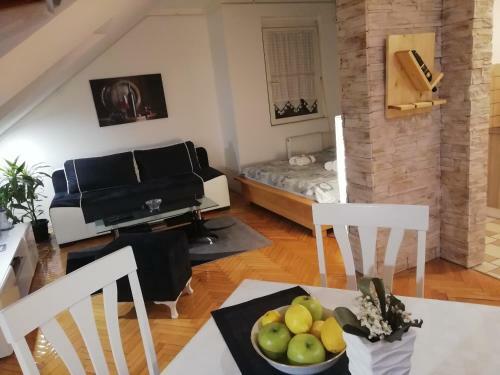 Two Kings Apartment - Free Private Parking