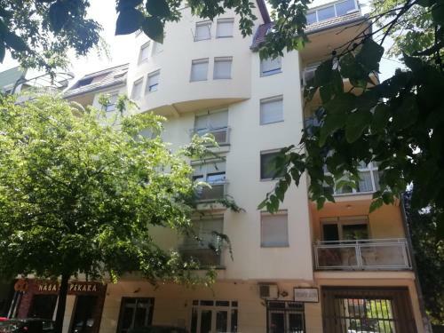 Two Kings Apartment - Free Private Parking