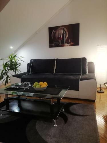 Two Kings Apartment - Free Private Parking