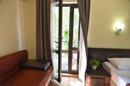 Hostal Dzhankhot Guest House