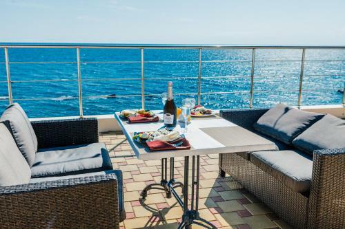 Azimut Hotel Prometey Nebug
