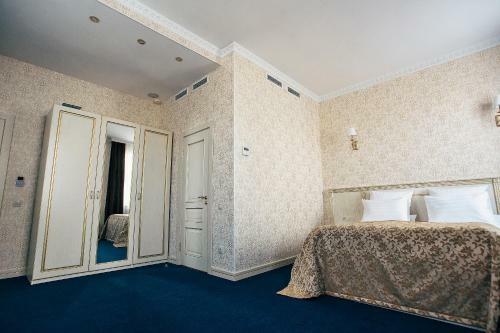 Golden Plaza Hotel