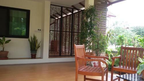 Hostal Rimtalay Angsila Guesthouse