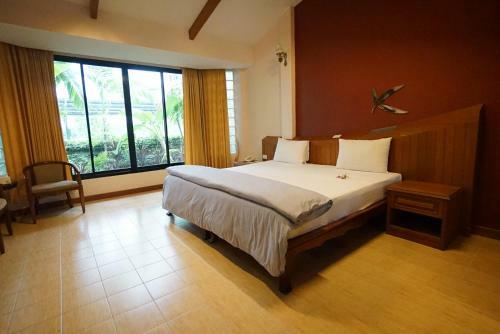 Country Lake View Hotel