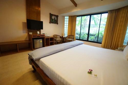 Country Lake View Hotel