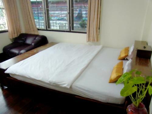 28 Rachabutr Hostel