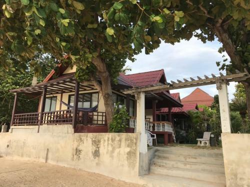 Jungle Hut Bungalows & Hotel