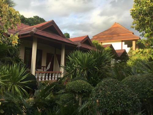 Jungle Hut Bungalows & Hotel