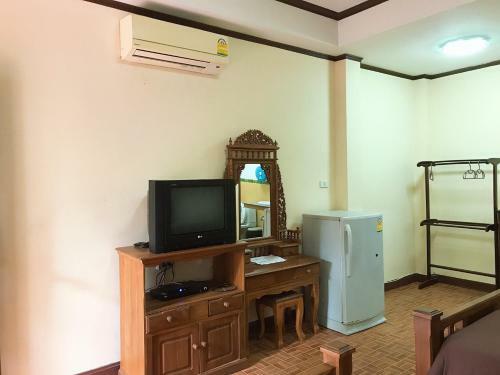 Jungle Hut Bungalows & Hotel