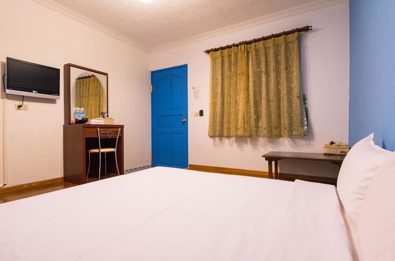 Bed & Breakfast Dog House