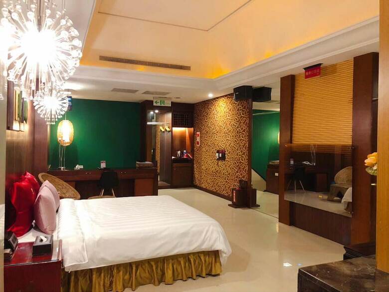 Hotel Q Motel