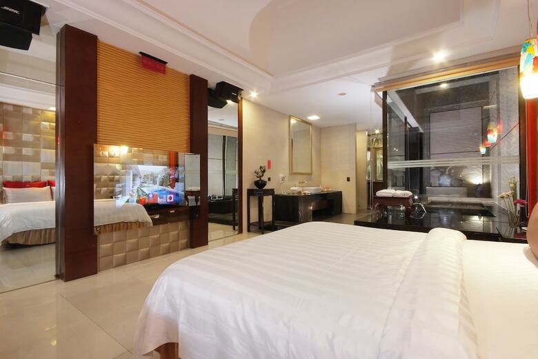 Hotel Q Motel