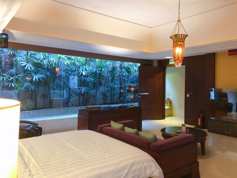 Hotel Q Motel