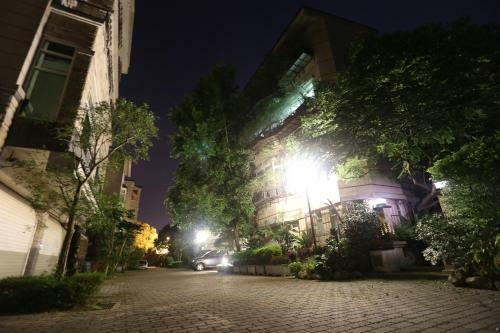 Villa Downshifters House