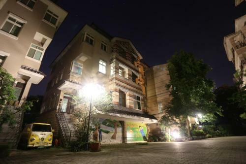 Villa Downshifters House
