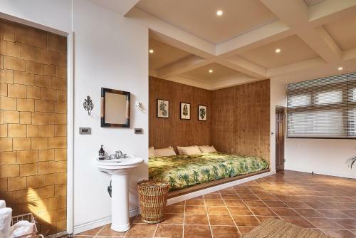 Bed & Breakfast Noir Home