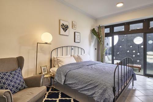 Bed & Breakfast Noir Home
