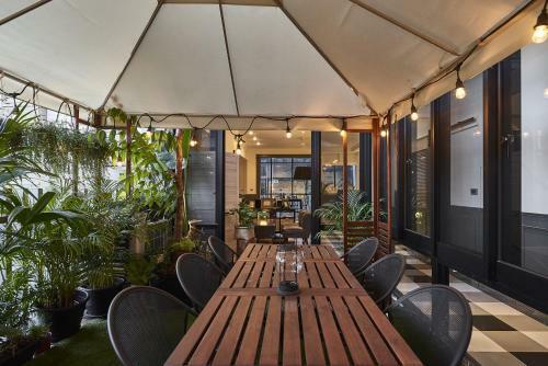 Bed & Breakfast Noir Home