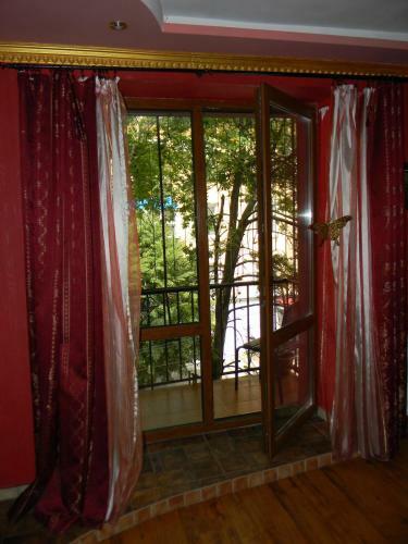 ?enter Apartment On Artynov Street