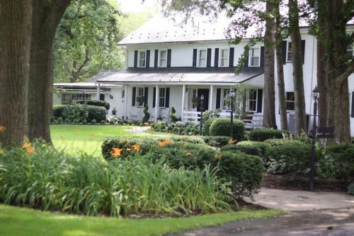 Posada Edgewater Inn & Riverside Grill